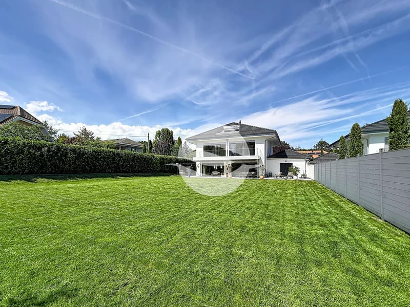 Vue de la villa depuis le jardin