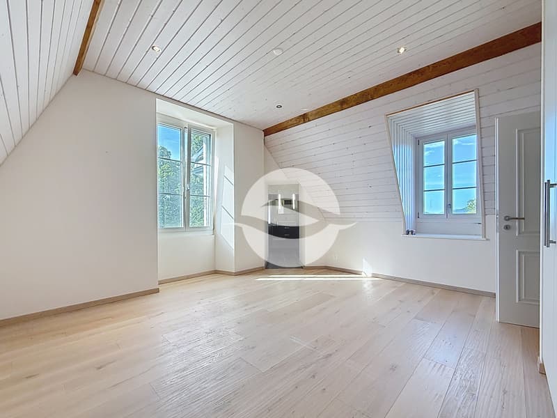 Combles : 3ème chambre avec armoires et salle de douche privée