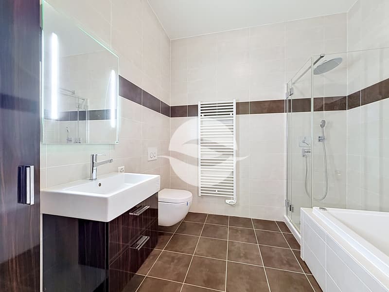1er étage : 2ème chambre avec armoires et salle de bains et douche privée