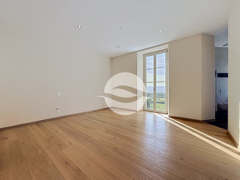 1er étage : Chambre parentale avec dressing, salle de douche et balcon Vue Lac