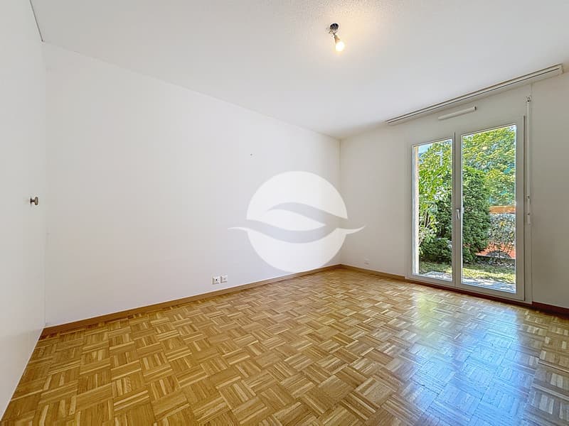 Chambre à coucher  avec armoires