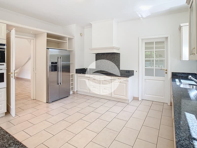 Cuisine aménagée et équipée / Fully furnished and equipped kitchen