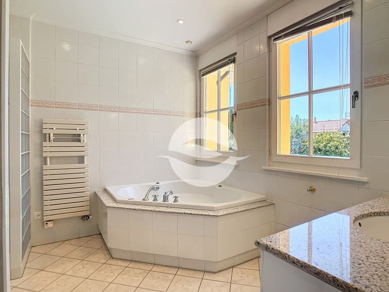 1er : Chambre parentale avec dressing et salle de bains (Jacuzzi et douche) privatifs / 1st: Master bedroom with walk-in closet and private bathroom (Jacuzzi and shower)