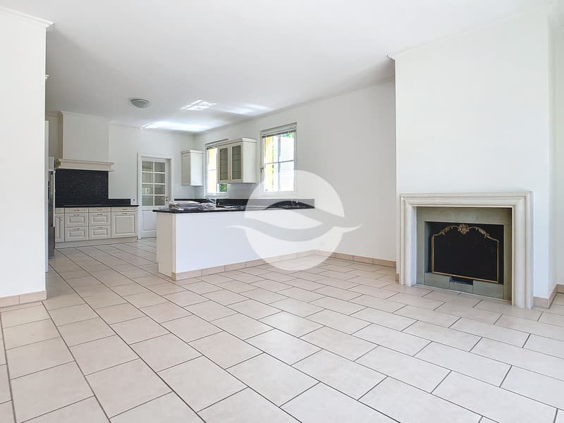 Espace repas avec cheminée ouvert sur la cuisine  / Dining area with a fireplace, open to the kitchen