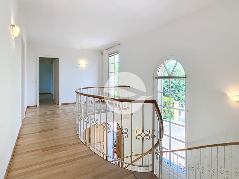 1er : Dégagement avec petit balcon / 1st: Open space with a small balcony