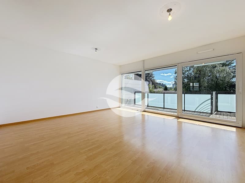 Grande pièce polyvalente avec accès à un balcon