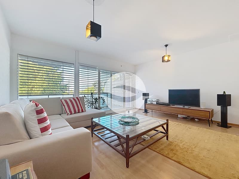 Grande pièce polyvalente avec accès balcon