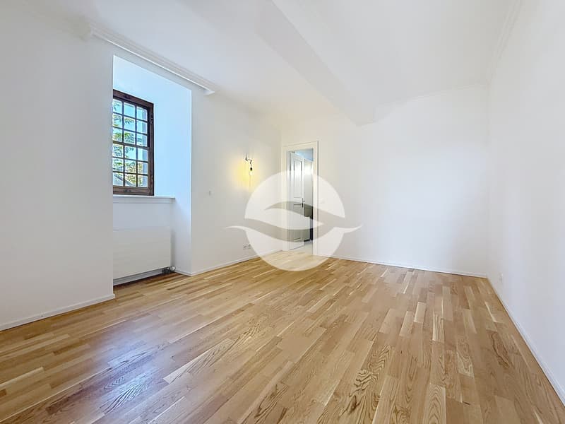 Chambre parentale avec armoire et salle de bains privée