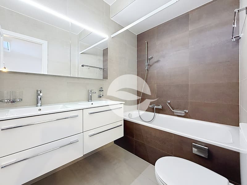 Chambre parentale avec armoire et salle de bains privée