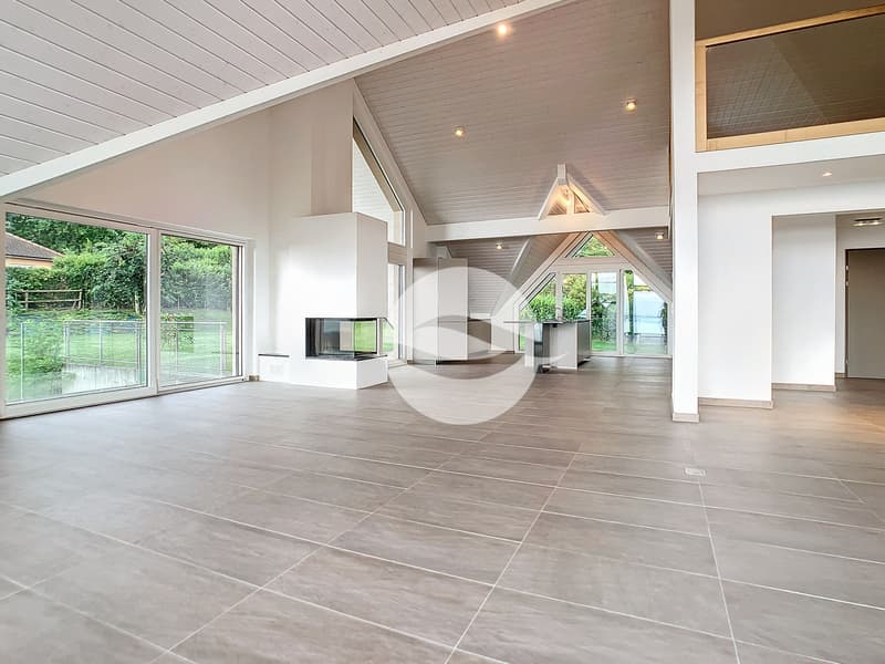 Pièce de vie avec terrasses et accès à la mezzanine