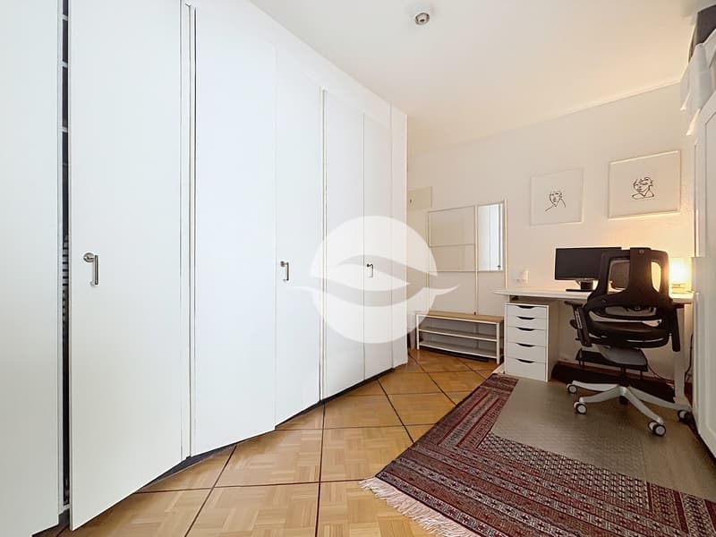 Hall de distribution des chambres avec armoires