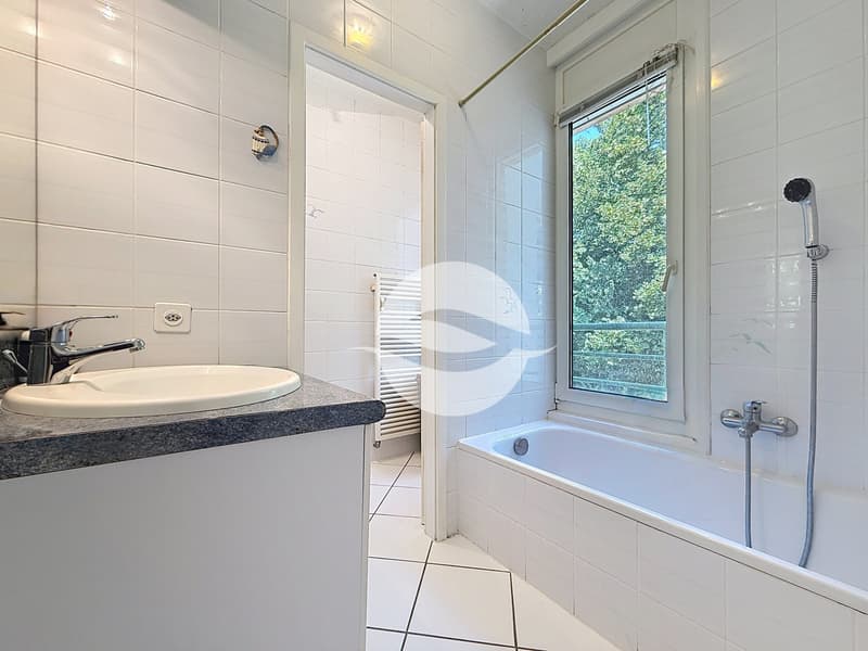 2 ème Chambre avec armoire et salle de bains privée