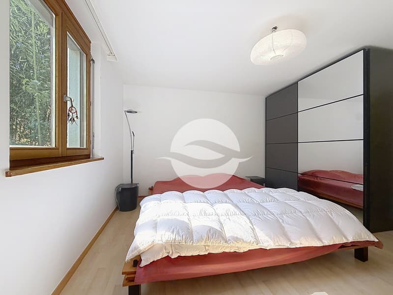 Rez Inférieur : 1ère chambre avec armoire et accès terrasse