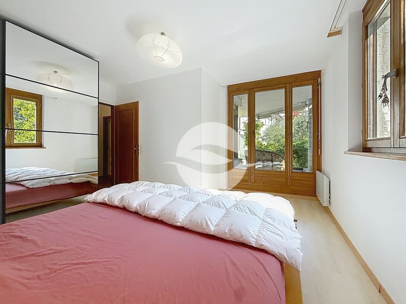 Rez Inférieur : 1ère chambre avec armoire et accès terrasse