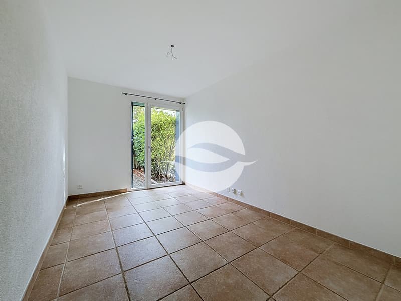 2ème chambre avec armoires et accès terrasse