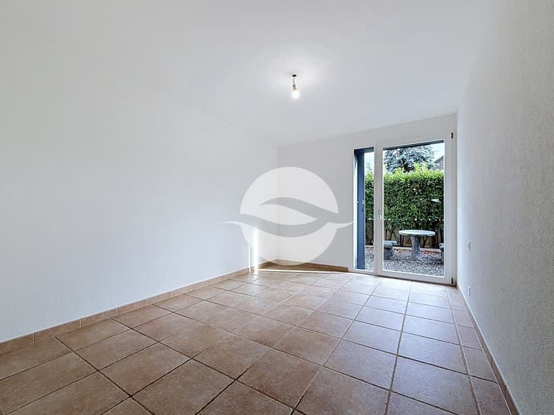1ère chambre avec armoires et accès terrasse