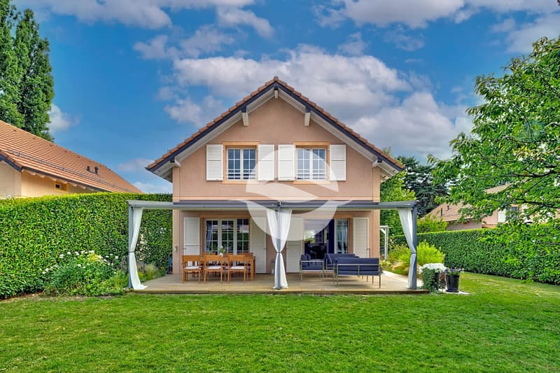 Maison jumelle avec terrasse et jardin