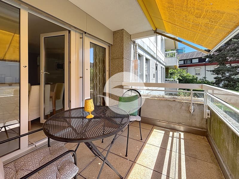 Terrasse avec store solaire côté jardin