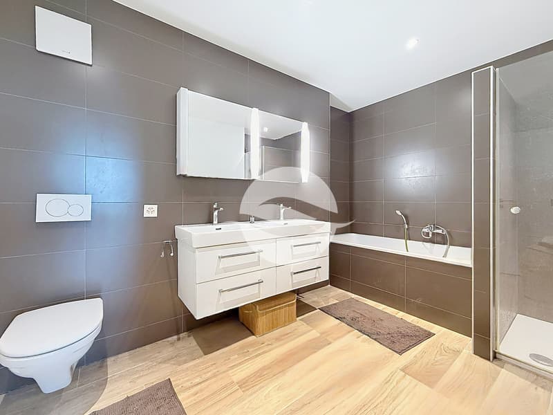 Rez inférieur : Chambre parentale avec dressing et salle d'eau privée