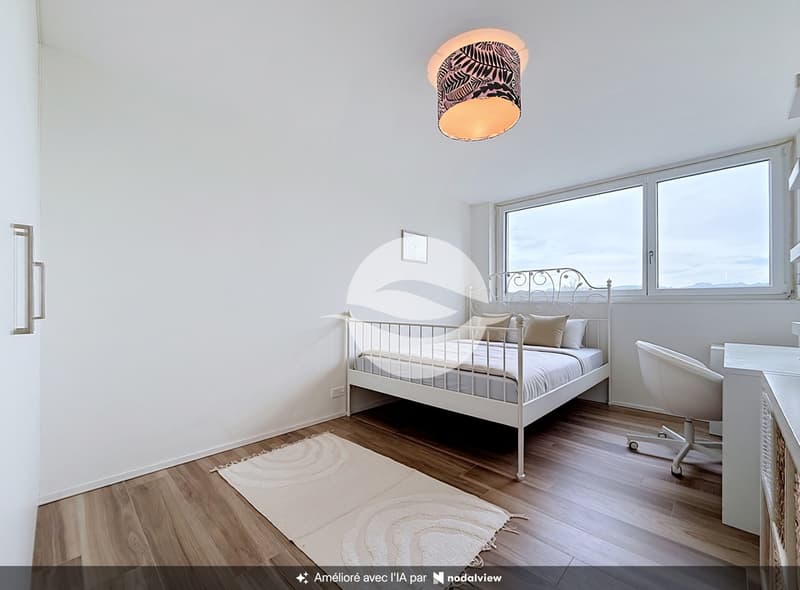 Rez inférieur : 2ème Chambre avec armoire et vue