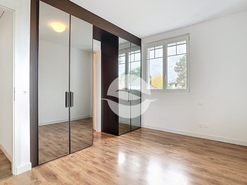 1ère Chambre avec armoire et salle de bains privée
