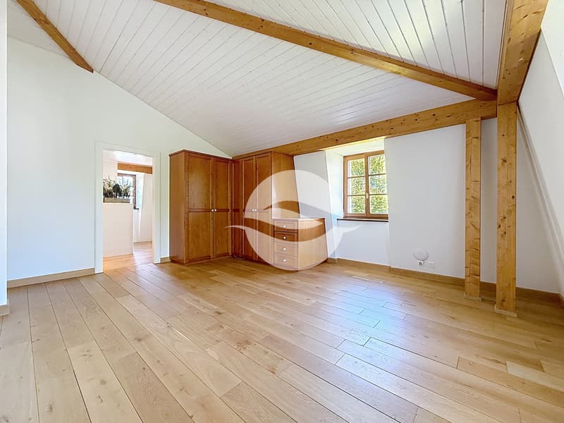 1er : Chambre parentale avec armoires et salle de douche privée