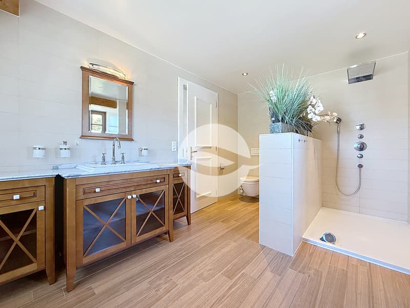 1er : Chambre parentale avec armoires et salle de douche privée
