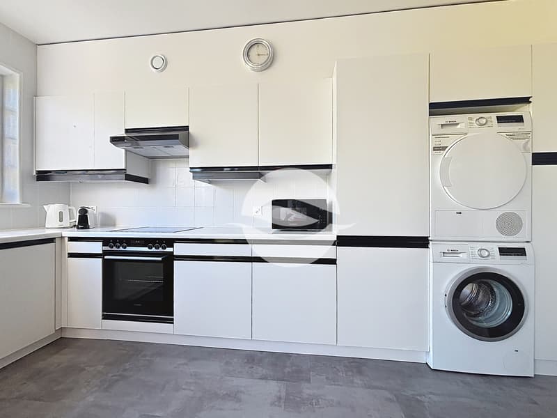 Cuisine équipée avec colonne de lavage