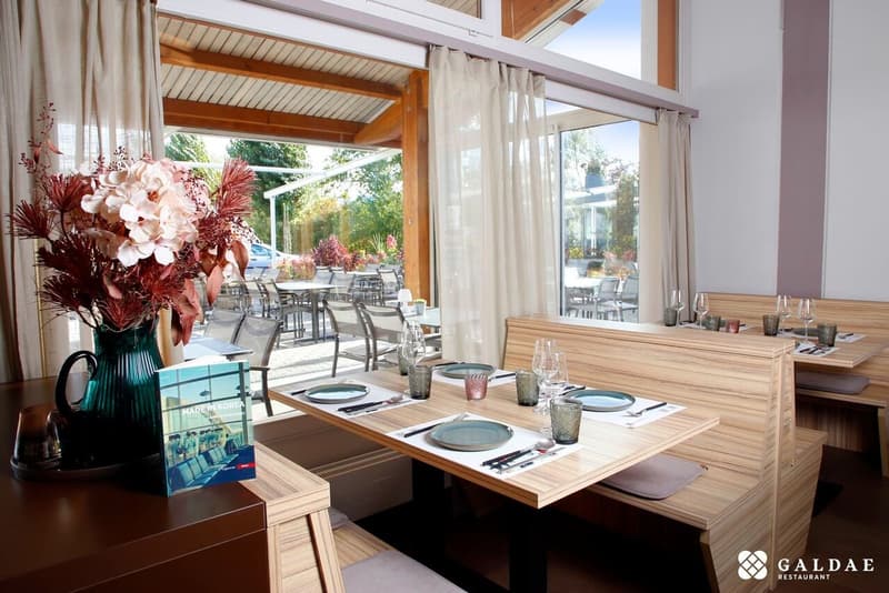 Immeuble avec restaurant, épicerie et chambres proche du lac (9)