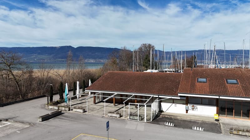 Immeuble avec restaurant, épicerie et chambres proche du lac (13)