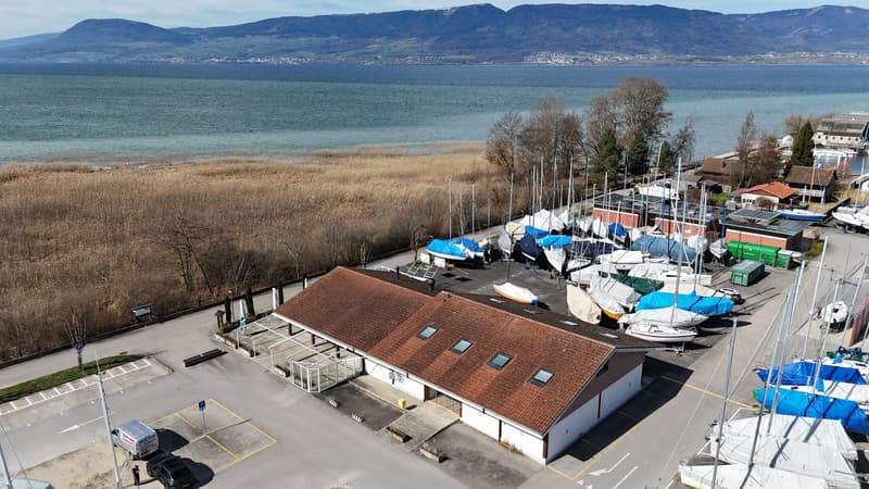 Immeuble avec restaurant, épicerie et chambres proche du lac (2)