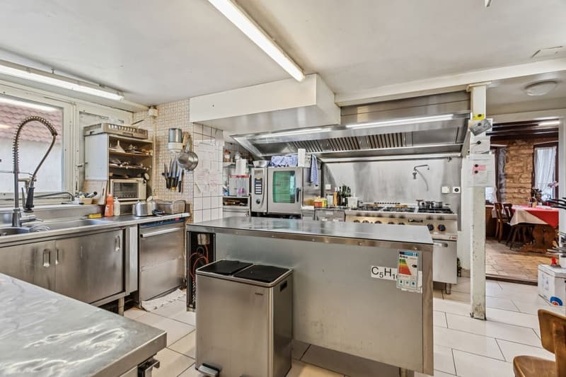 Immeuble mixe avec restaurant et potentiel d'agrandissement (5)