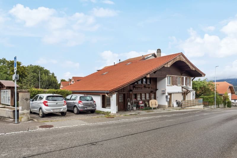 Eigentum mit 2 Wohnungen und 1 Gewerbeeinheit im Herzen von Sorens (1)