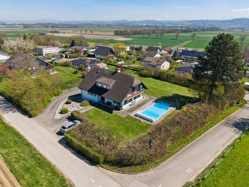 Comfort and serenity: renovated family home with pool and outdoor area (2)