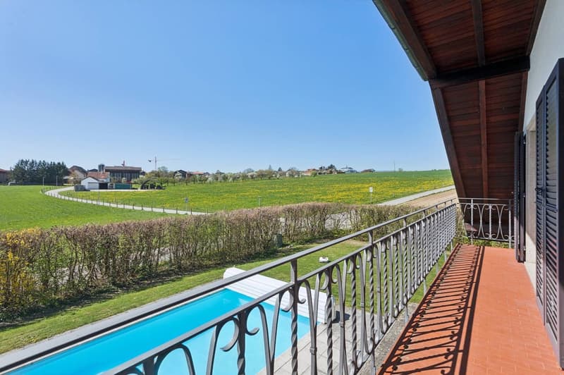 Confort et sérénité : maison familiale rénovée avec piscine et extérie (9)