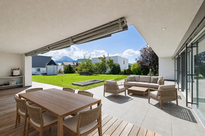 Terrasse couverte et jardin