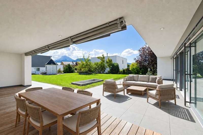 Terrasse couverte et jardin