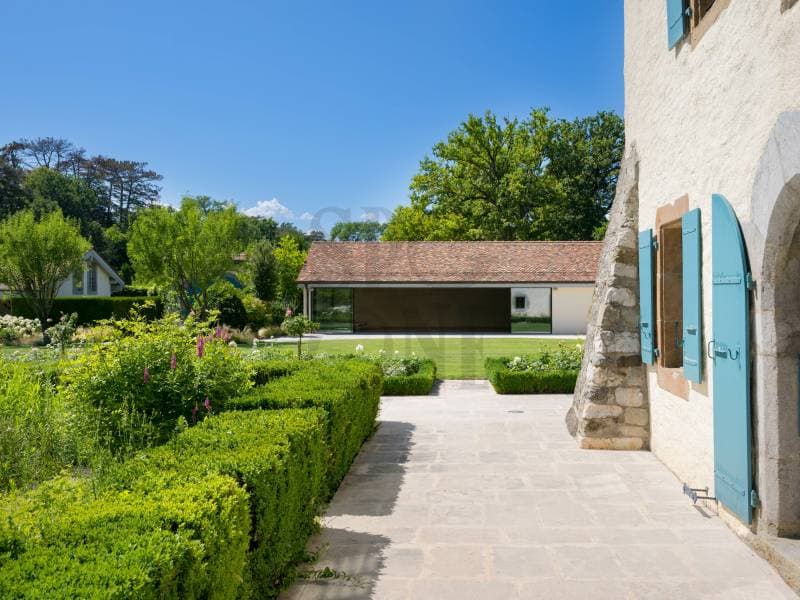 Splendid 18th century property in the heart of the Geneva countryside (3)