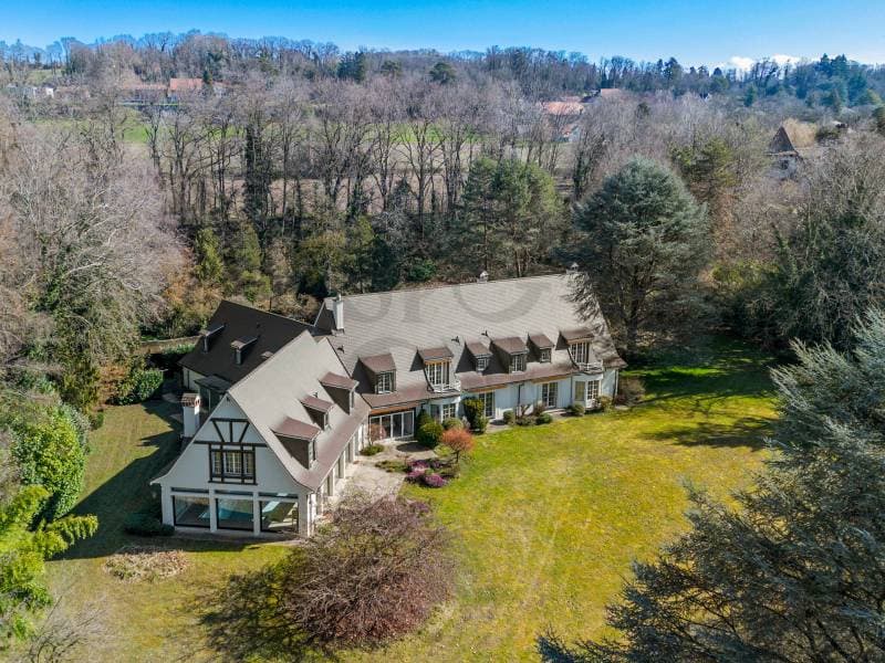 Master property in the heart of a green oasis (1)