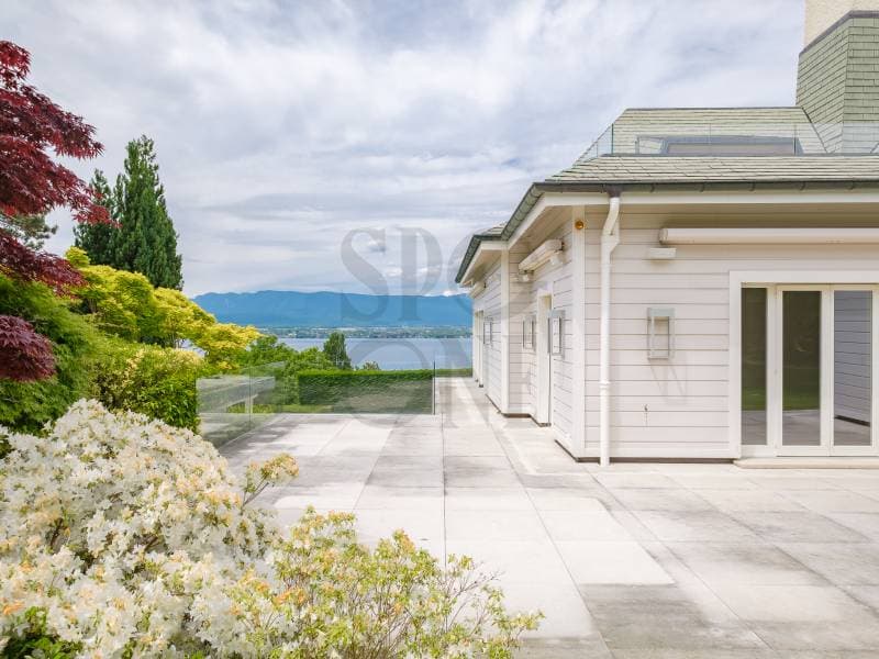Exceptional villa in Anières with lake view (2)