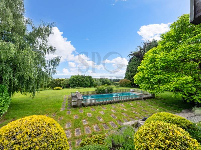 A signature villa with a lake view (1)