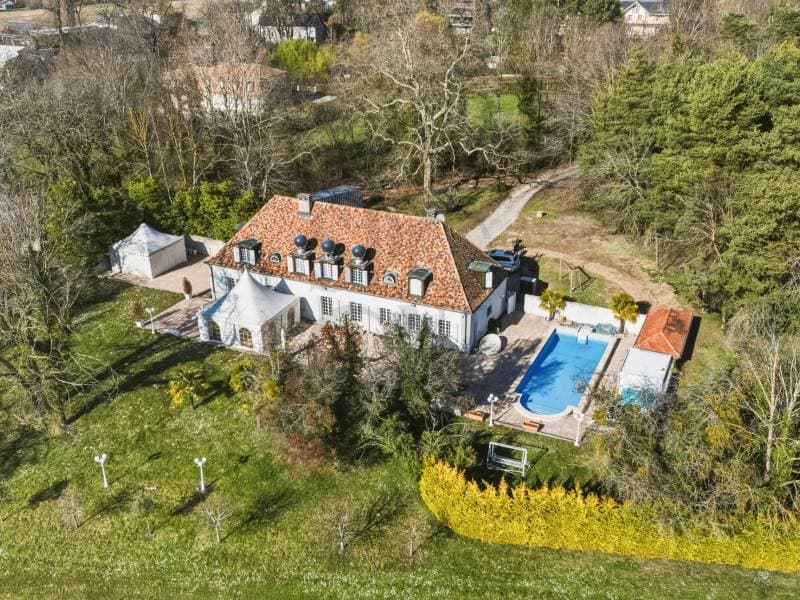 Charming country property with open views (1)