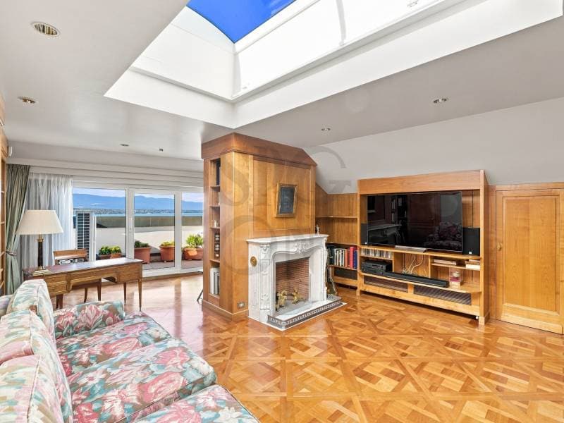 Penthouse en duplex face au lac avec terrasse et vue panoramique (9)