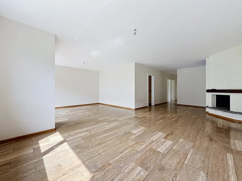 Geräumige 6.5-Zimmer-Wohnung mit Balkon und schöner Helligkeit in Sion (4)