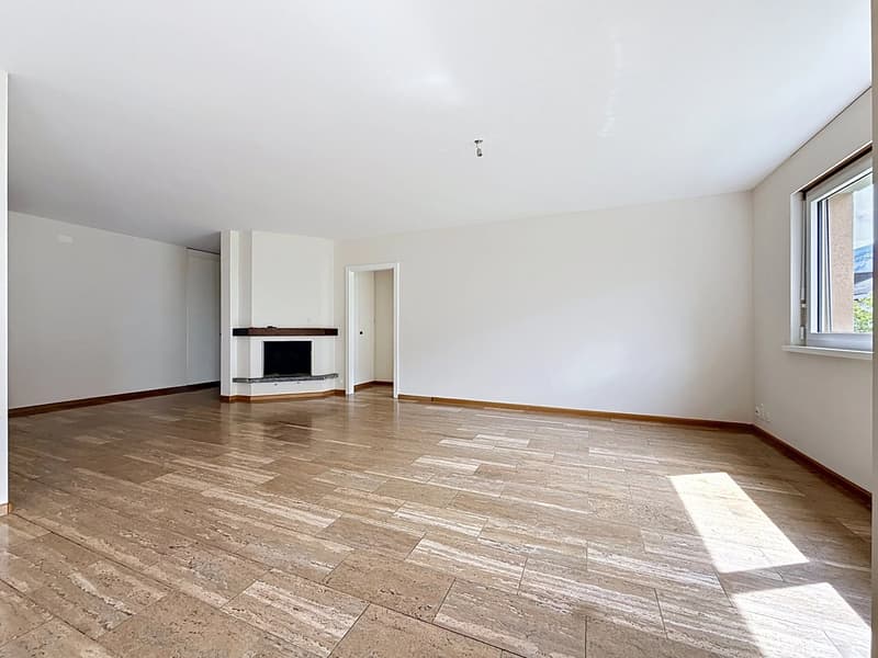 Geräumige 6.5-Zimmer-Wohnung mit Balkon und schöner Helligkeit in Sion (3)
