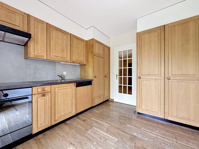 Geräumige 6.5-Zimmer-Wohnung mit Balkon und schöner Helligkeit in Sion (7)