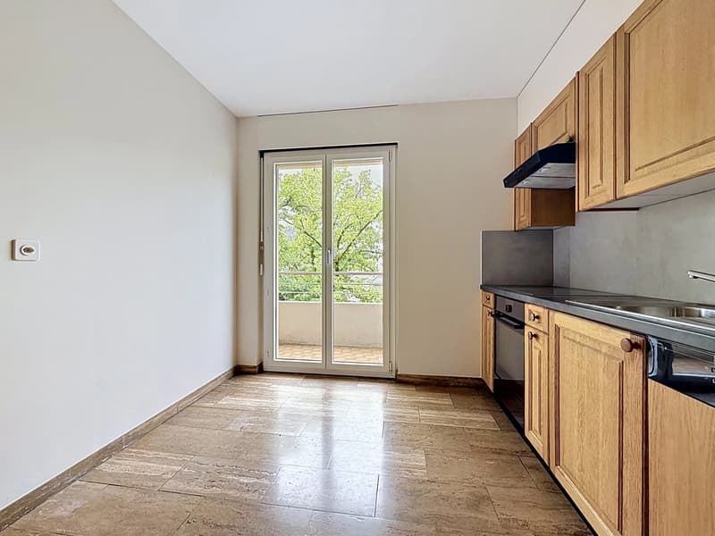 Geräumige 6.5-Zimmer-Wohnung mit Balkon und schöner Helligkeit in Sion (8)