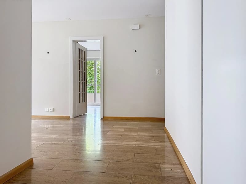 Geräumige 6.5-Zimmer-Wohnung mit Balkon und schöner Helligkeit in Sion (5)