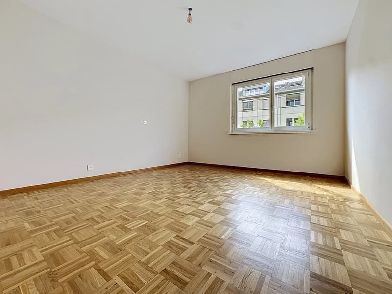 Geräumige 6.5-Zimmer-Wohnung mit Balkon und schöner Helligkeit in Sion (12)