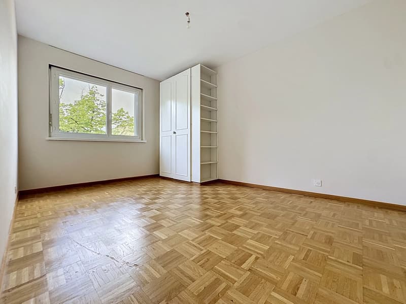 Geräumige 6.5-Zimmer-Wohnung mit Balkon und schöner Helligkeit in Sion (11)